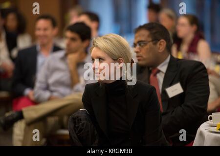 La technologie des soins de santé société Theranos Fondateur et PDG Elizabeth Holmes écoute sous-secrétaire américain de la Défense Ashton Carter parler à l'Université de Stanford, le 17 avril 2013 à Palo Alto, en Californie. Banque D'Images