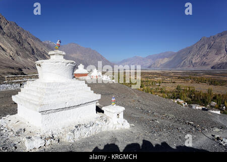 Le Turtuk stupas au monastère en vue de K2, Turtuk village dans la vallée de fleuves Shyok, La Vallée de Nubra, Ladakh, le Jammu-et-Cachemire, l'Inde Banque D'Images