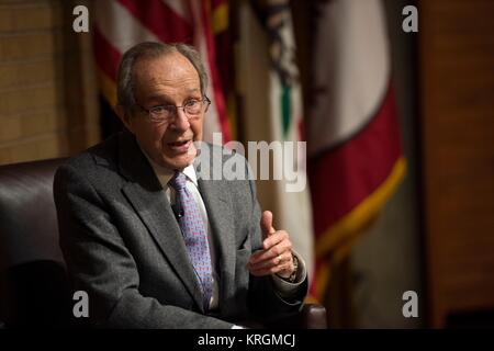 L'ancien secrétaire américain à la Défense William Perry répond aux questions des invités lors d'un dîner pour les dirigeants de l'industrie de la technologie à l'Université de Stanford, 17 avril 2013 à Palo Alto, en Californie. Banque D'Images