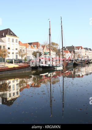 Les maisons historiques et de vieux navires à voile amarré à Zwolle, aux Pays-Bas à Thorbeckegracht / canal Thorbecke Banque D'Images