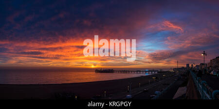 Coucher du soleil intense sur le front de mer de Brighton, montrant le Palace Pier et j360 Banque D'Images