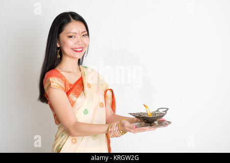 Femme avec robe indienne sari holding lampe à pétrole Banque D'Images