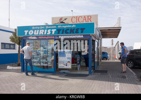 LANZAROTE, ESPAGNE - 7 Nov 2017 : les touristes window shopping dans une boutique touristique le long de la Calle Salida en Fuerteventura Playa Blanca. Banque D'Images