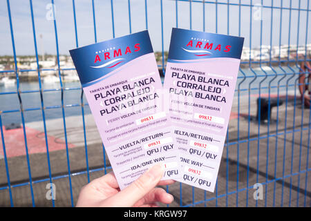 LANZAROTE, ESPAGNE - 7 Nov 2017 : Deux billets aller-retour émis par la compagnie Armas pour un retour en ferry entre Playa Blanca et Corralejo, Fuerteventura Banque D'Images