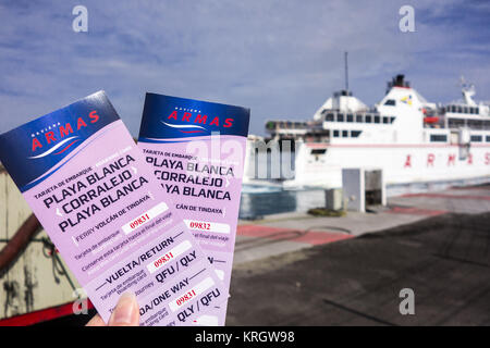 LANZAROTE, ESPAGNE - 7 Nov 2017 : Deux billets aller-retour émis par la compagnie Armas pour un retour en ferry entre Playa Blanca et Corralejo, Fuerteventura Banque D'Images