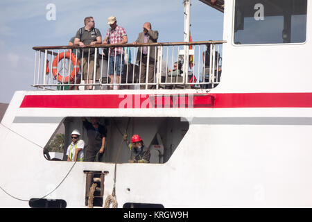 LANZAROTE, ESPAGNE 7 Nov 2017 : Les passagers à bord de la Naviera Armas ferry avec des ingénieurs travaillant en dessous voyages entre Playa Blanca et Corralejo. Banque D'Images