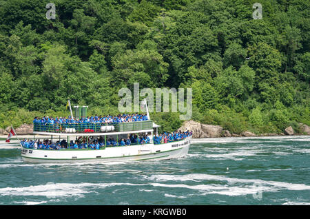 NIAGARA FALLS, CANADA - LE 7 JUILLET : Maid of the Mist boat tour le 7 juillet 2012 à Niagara Falls, Canada. Le Maid of the Mist est une excursion en bateau de Niagara Fa Banque D'Images