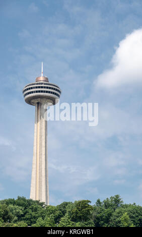 NIAGARA FALLS, CANADA - LE 7 JUILLET : la Tour Skylon le 7 juillet 2012 à Niagara Falls, Canada. La Skylon Tower est une tour d'observation qui surplombe Niagar Banque D'Images