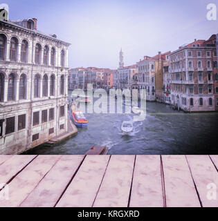 Collage d'images de style rétro Venise en tons rose et lilas Banque D'Images