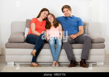 Family Sitting on Sofa Banque D'Images