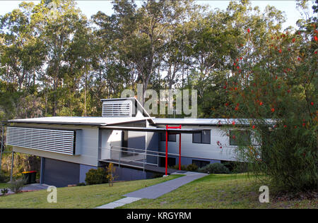 Style moderne de banlieue subtropicales accueil près de Brisbane en Australie avec de grands gommiers derrière Banque D'Images