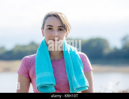 Young woman with blue serviette dans la campagne Banque D'Images