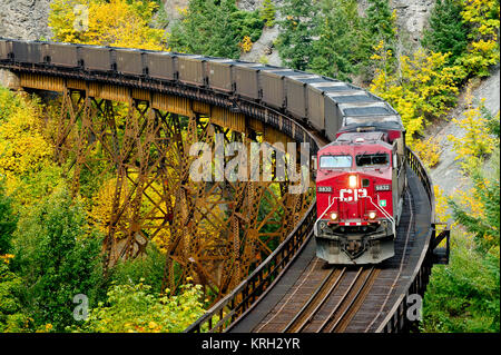 CP Rail Train de charbon de l'ouest dirigé par loco 9832 traverse la rivière Anderson trestle à l'automne - canyon du Fraser - BC Banque D'Images