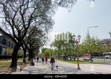 BUENOS AIRES, ARGENTINE - 20 septembre 2017 : des gens marcher le long du trottoir. Banque D'Images