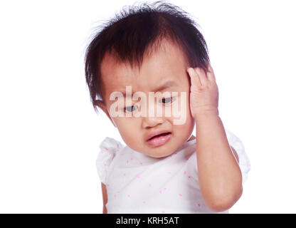 Triste bébé dans la déchirure de la dépression sur la tête de cheveux isolé sur fond blanc Banque D'Images