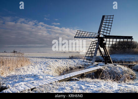 Tjasker mill de Zandpoel dans un paysage d'hiver près du village frison Wijckel Banque D'Images