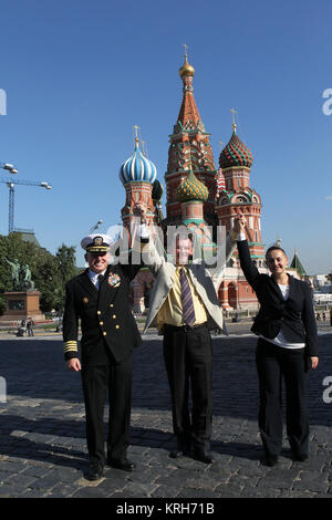 2734 : Expédition 41/42 Mécanicien de Barry Wilmore de la NASA (à gauche), commandant de Soyouz Alexander Samokutyaev de l'Agence spatiale fédérale russe (Roscosmos, centre) et Elena Serova de Roscosmos (droite) bras de levage dans un affichage de l'unité en face de la cathédrale Saint-Basile à la Place Rouge de Moscou le 5 septembre où ils ont déposé des fleurs sur le site où sont enterrés les icônes de l'espace russe dans une cérémonie traditionnelle. Le trio va lancer à partir du cosmodrome de Baïkonour au Kazakhstan le 26 septembre, le Kazakh temps, dans leur vaisseau Soyouz TMA-14M pour un 5 ½ mois mission sur la Station spatiale internationale. Serova sera Banque D'Images