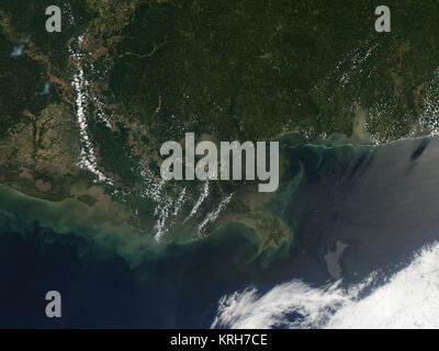 Image satellite de la NASA a acquis le 4 mai 2010. Deux semaines après le 20 avril explosion à la plate-forme Deepwater Horizon dans le golfe du Mexique, une marée noire s'attarda pas loin du Delta du Mississippi. Le 4 mai 2010, le spectromètre imageur à résolution moyenne (MODIS) sur le satellite Aqua de la NASA a capturé cette image en couleurs naturelles de la marée noire. La marée noire apparaît comme une forme grise irrégulière immédiatement au nord d'une banque de nuages. La lumière du soleil qui rebondissent sur la surface de l'océan donne la nappe d'un reflet miroir facilement détectée par les capteurs des satellites. Bien que l'huile visible dans cette image fairl Banque D'Images