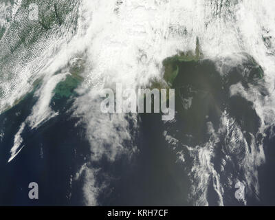 NASA image acquise le 1 mai 2010. La nappe de pétrole, qui a résulté de l'accident de la plate-forme Deepwater Horizon dans le golfe du Mexique, s'attarda près du Delta du Mississippi le 1 er mai 2010. Le Spectromètre imageur à résolution moyenne (MODIS) sur le satellite Terra de la NASA a repris cette image en couleurs naturelles de la même journée. La nappe de pétrole s'affiche sous la forme d'un enchevêtrement de gris terne sur la surface de l'océan, rendu visible au satellite par le capteur de la réflexion du soleil sur la surface de l'océan. La plupart de la nappe de pétrole se produit au sud-est du Delta du Mississippi. Une explosion le 20 avril à l'appareil de forage a conduit à une fuite de pétrole brut à th Banque D'Images