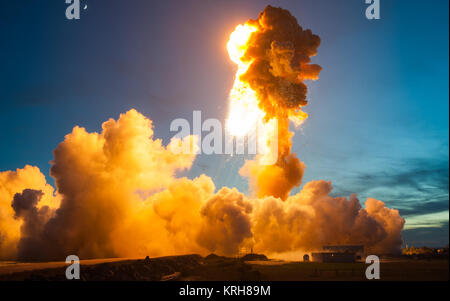 La fusée Antares d'ATK orbitale, avec l'engin spatial Cygnus à bord souffre d'une anomalie catastrophique instants après le lancement de la Mid-Atlantic Regional Spaceport Pad 0A, le Mardi, Octobre 28, 2014, de la NASA à Wallops Flight Facility en Virginie. Le Cygnus satellite a été rempli d'alimentation prévue pour la Station spatiale internationale, y compris les expériences scientifiques, l'expérimentation du matériel, pièces de rechange, et dispositions de l'équipage. Crédit photo : NASA/Joel Kowsky) ATK orbitale Lancement Antares (201410280034HQ) Banque D'Images