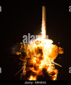 La fusée Antares d'ATK orbitale, avec l'engin spatial Cygnus à bord souffre d'une anomalie catastrophique instants après le lancement de la Mid-Atlantic Regional Spaceport Pad 0A, le Mardi, Octobre 28, 2014, de la NASA à Wallops Flight Facility en Virginie. Le Cygnus satellite a été rempli d'alimentation prévue pour la Station spatiale internationale, y compris les expériences scientifiques, l'expérimentation du matériel, pièces de rechange, et dispositions de l'équipage. Crédit photo : NASA/Joel Kowsky) ATK orbitale Lancement Antares (201410280028HQ) Banque D'Images