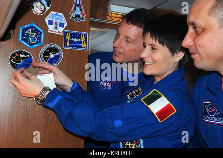 5143 : OK à bord d'un centre d'entraînement des cosmonautes Gagarine aéronefs, Expedition 42/43 Mécanicien de Samantha Cristoforetti de l'Agence spatiale européenne (ESA, centre), appose un autocollant du logo de l'ESA de sa mission à la paroi de la cabine à côté de l'autocollant de l'équipage de Soyouz 11 Novembre dans une activité traditionnelle en route vers son site de lancement au cosmodrome de Baïkonour au Kazakhstan. À la recherche sur ses coéquipiers sont de la NASA, Terry Virts (à gauche) et commandant de Soyouz Anton Shkaplerov de l'Agence spatiale fédérale russe (Roscosmos, droite). Le trio se préparent pour leur lancement sur le vaisseau Soyouz TMA-15M depuis Baïkonour sur N Banque D'Images