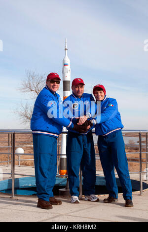 6270 : derrière le cosmonaute Hôtel espace équipage à Baïkonour, Kazakhstan, de l'équipage Expedition 42/43 Terry Virts de la NASA (à gauche), Anton Shkaplerov de l'Agence spatiale fédérale russe (Roscosmos, centre) et Samantha Cristoforetti de l'Agence spatiale européenne (droit) main comme ils posent pour les photos 18 novembre près de la fin de leur formation pré-vol. Cristoforetti, Virts Shkaplerov et lancera le 24 novembre, le Kazakh du temps, à partir du cosmodrome de Baïkonour dans le vaisseau Soyouz TMA-15M pour un 5 ½ mois mission sur la Station spatiale internationale. NASA/Sergei Fyodorov Soyouz TMA-15M crew derrière la C Banque D'Images