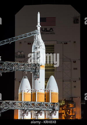 Lancement d'une fusée Delta IV Heavy de l'Alliance avec l'engin spatial de la NASA Orion monté au sommet est perçu après la tour de service mobile a été fini revenir tôt le Jeudi, Décembre 4, 2014, à Cap Canaveral Air Force Station spatiale du complexe de lancement 37, en Floride. Orion est programmé pour faire son premier essai en vol le 4 décembre avec un lancement du matin au sommet de la Delta IV Heavy. L'engin spatial en orbite autour de la Terre deux fois, atteignant une altitude d'environ 3 600 kilomètres au-dessus de la terre avant d'atterrir dans l'océan Pacifique. Personne ne sera à bord d'Orion pour ce test en vol, mais l'engin est conçu pour nous permettre de j Banque D'Images