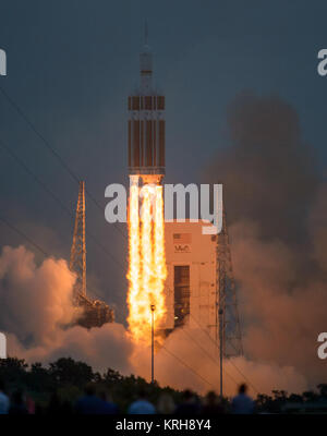 L'Alliance Lancement fusée Delta IV Heavy avec Orion de la NASA a monté au sommet de l'engin spatial, décollera de Cap Canaveral Air Force Station spatiale du complexe de lancement 37, à 7:05 h HNE, le vendredi, 5 décembre 2014, en Floride. L'engin spatial Orion en orbite deux fois la terre, atteignant une altitude d'environ 3 600 kilomètres au-dessus de la terre avant d'atterrir dans l'océan Pacifique. Personne n'est à bord d'Orion pour ce test en vol, mais l'engin est conçu pour nous permettre de voyager vers des destinations jamais visité par l'homme, y compris un astéroïde et de Mars. Crédit photo : NASA/Bill Ingalls) Lancement de l'espace d'Orion Banque D'Images