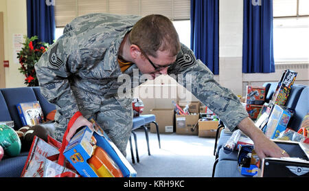 Tech. Le Sgt. James McKeon, 111e vol Contrôleur technicien des services financiers, parcourt des options cadeaux pour son fils lors d'une maison de vacances pour les familles militaires Événements parrainés par des organismes militaires et civils, 2 décembre 2017, à la Garde côtière de Horsham, PA L'affaire comportait la visite et Banque D'Images