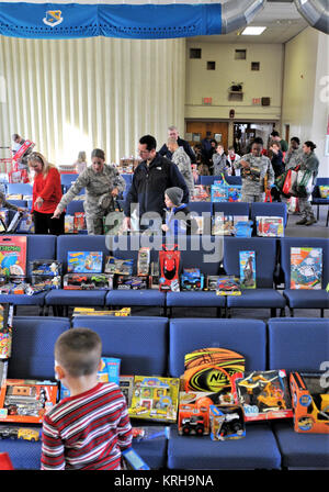 Premium jouets offerts par l'opération Home Front Line chaises au cours d'une maison de vacances pour les familles des militaires de l'événement qui a eu lieu le 2 décembre 2017, à la Garde côtière de Horsham, PA Les jouets ont été donnés à plus de 350 enfants des familles des militaires par l'entremise des programmes du partenariat civilo-militaire. (U.S. Air National Guard Banque D'Images