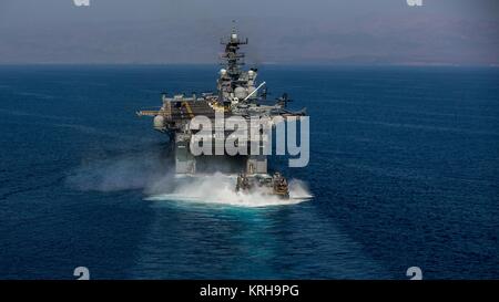 Un landing craft air cushion de départ depuis le pont du coffre de l'USN Wasp-classe d'assaut amphibie USS Makin Island durant l'exercice, 6 décembre Dague Alligator 2016 dans la mer d'Oman. Banque D'Images