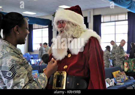 Tech. Le Sgt. Danita Jones, 111e Escadron de soutien de la Force aux ressources humaines, accueille le père Noël lors d'un événement de vacances pour les familles des militaires 2 décembre 2017, à la Garde côtière de Horsham, PA Master Sgt-chef à la retraite. Richard Mertz, anciennement membre de la 111ème FSS, joué le Père Noël pour les enfants des militaires à l'événement, à l'écoute de leurs listes de souhaits et posant pour Banque D'Images