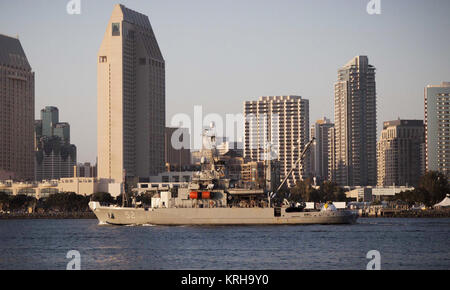 L'USNS Salvor s'écarte de la base navale de San Diego (KSC-2014-3934) Banque D'Images