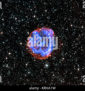 Ce montage présente des illustrations de cinq objets différents, allant d'une galaxie éloignée d'une supernova relativement proches. Chaque image contient des rayons X de Chandra le long avec des données d'autres télescopes que détecter différents types de lumière. Ces images ont été libérés pour commémorer le début de l'Année internationale de la lumière 2015, une année de célébrations, déclarée par les Nations Unies. Ces images illustrent comment les astronomes utilisent différents types d'ensemble pour obtenir une vision plus complète d'objets dans l'espace. NASA-SNR0519690-ChandraXRayObservatory-20150122 Banque D'Images