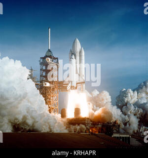 Image de la NASA a initialement publié le 12 avril 1981 S81-30498 (12 avril 1981) --- Après six ans de silence, le tonnerre du vol habité est entendu encore une fois, comme le succès du lancement de la première navette spatiale inaugure un nouveau concept d'utilisation de l'espace. Le 12 avril 1981 Lancement, à 39A, à seulement quelques secondes passé 7h00, porte de l'espace John Young et Robert Crippen dans une mission orbitale de la Terre prévue pour durer 54 heures, se terminant avec l'atterrissage sans moteur à Edwards Air Force Base, en Californie. STS-1, le premier d'une série de véhicules navette prévue pour le système de transport spatial, util Banque D'Images