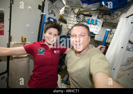 Samantha Cristoforetti ISS-43 et Terry Virts dans le module Tranquility Banque D'Images