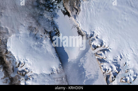 NASA image acquise le 7 septembre 2008. Image de la NASA publié le 12 septembre 2008. Couvrant quelque 1 295 kilomètres carrés (500 milles carrés) le long de la côte nord-ouest du Groenland, du glacier Petermann langue de glace flottante est l'hémisphère Nord, la plus grande et il a parfois vêlé grand icebergs. Entre 2000 et 2001, le glacier a perdu près de 87 kilomètres carrés (34 milles carrés). Entre le 10 juillet et le 24 juillet 2008, le glacier a perdu un autre 29 kilomètres carrés (11 milles carrés). Des chercheurs de l'Byrd Polar Research Center de l'Ohio State University, toutefois, ont exprimé une plus grande inquiétude Banque D'Images