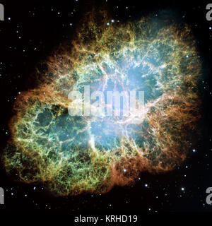 *Description* : c'est une mosaïque de droit, l'une des plus importantes prises par le télescope Hubble de la NASA de la Nébuleuse du Crabe, un six-année-lumière en expansion à l'échelle de l'étoile reste d'une explosion de supernova. Les astronomes chinois et japonais a enregistré cet événement violent près de 1 000 ans en 1054, comme l'a fait, presque certainement, les Américains autochtones. Les filaments d'orange sont les restes en lambeaux de l'étoile et se composent principalement de l'hydrogène. L'étoile à neutrons en rotation rapide intégré dans le centre de la nébuleuse est la dynamo de la mise sous tension la nébuleuse étrange lueur bleutée de l'intérieur. La lumière bleue provient d'électrons ronronnement Banque D'Images