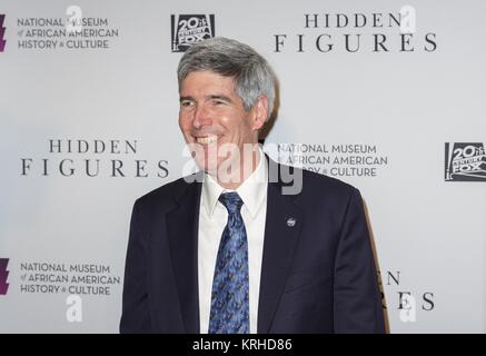 L'historien en chef de la NASA Bill Barry, marche le tapis rouge lors d'une projection du film les chiffres cachés au Smithsonian National Museum of African American History and Culture le 14 décembre 2016 à Washington, DC. Le film est basé sur la vie de trois mathématiciens afro-américain qui a travaillé pour la NASA au cours de la mission 7 de l'amitié de John Glenn en 1962. Banque D'Images