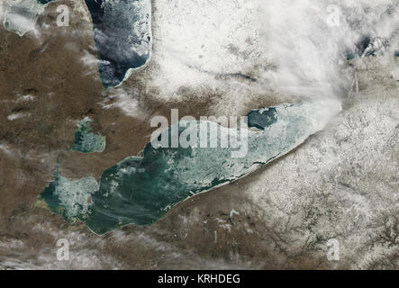 Au début de mars 2007, la glace recherche avancée et se retira sur la surface du lac Érié, le long de la frontière entre les États-Unis. Le Spectromètre imageur à résolution moyenne (MODIS) modis.gsfc.nasa.gov sur aqua.nasa.gov/ LA NASA satellite Aqua capturé des images sans nuages de l'évolution de l'Lake le 9 mars (en haut) et le 13 mars (en bas). Dans l'image prise le 9 mars, la glace couvre presque entièrement le lac, mais l'eau se profile au grandes fissures s'étendant à travers le plan d'eau. Dans l'image prise le 13 mars, mince et translucide que des couches de glace restent -- dans la moitié est et près de la pointe ouest. Moins d Banque D'Images