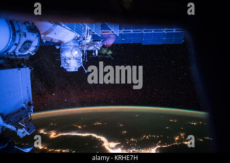 ISS-43 nuit vue depuis la Station spatiale internationale Banque D'Images