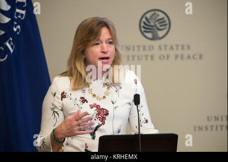 Le Dr Ellen Stofan, expert scientifique en chef de la NASA, a démontré les types d'information l'échange de la Terre réduite quotidienne mondiale Projections (NEX-GDDP) fournira des données pour aider les nations à l'avance leur résilience climatique, le mardi 9 juin 2015 à l'Institut américain de la paix à Washington, DC. Dans le cadre du partenariat public-privé international pour donner aux Climate-Resilient les nations en développement, la NASA a lancé le Nouveau NEX-GDDP jeu de données qui fournira tous les jours des sorties de modèle climatique à échelle réduite pour tous les pays du monde. Crédit photo : NASA/Aubrey Gemignani) Ellen Stofan, chef scientis Banque D'Images