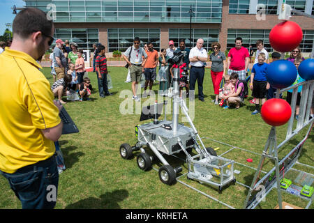 Dennis, Andrucyk administrateur associé adjoint pour la technologie de l'espace Direction de la Mission au siège de la NASA, Worcester Polytechnic Institute (WPI) Président Laurie Leshin et d'autres spectateurs regardez comme les alpinistes de la West Virginia University démontrent leur robot à l'TouchTomorrow Festival, tenu conjointement avec le retour d'échantillons 2015 Défi Robot, samedi, 13 juin 2015 au Worcester Polytechnic Institute (WPI) à Worcester, Mass. Seize équipes ont participé pour un montant de 1,5 millions de bourse de la NASA. Les équipes seront tenus de démontrer des robots autonomes capables de localiser Banque D'Images