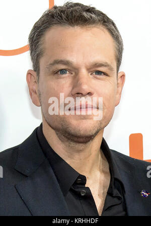 L'acteur Matt Damon et sa femme Luciana Bozán Barroso assister à la première mondiale de 'Le Martien" sur la deuxième journée du Festival International du Film de Toronto au Roy Thomson Hall le vendredi 11 septembre 2015, à Toronto. Les scientifiques et les ingénieurs de la NASA ont servi de conseillers techniques sur le film. Le film dépeint une vue réaliste de la topographie et du climat de Mars, sur la base de données de la NASA, et certains des défis auxquels fait face la NASA alors que nous nous préparons pour l'exploration humaine de la planète rouge dans les années 2030. Crédit photo : NASA/Bill Ingalls) Matt Damon 2015 TIFF Banque D'Images