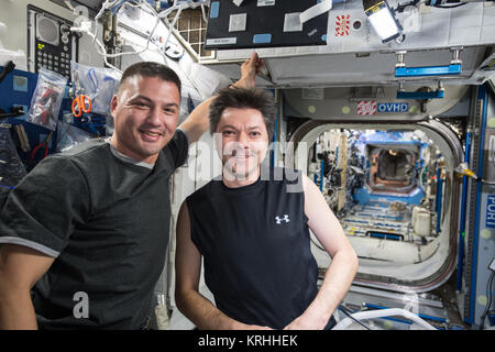 ISS-45 Kjell Lindgren et Oleg Kononenko dans le module Harmony Banque D'Images