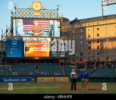 L'astronaute de la NASA et du Maryland, Terry Virts indigènes est vu de champ avant de jeter la première cérémonie terrain avant les Red Sox de Boston prendre sur les Orioles de Baltimore à Camden Yards de Baltimore (MD), le lundi 14 septembre 2015. Virts passer 199 jours à bord de la Station spatiale internationale à partir de novembre 2014 à juin 2015 dans le cadre des expéditions 42 et 43, qui sert en tant que commandant d'expédition 43. Crédit photo : NASA/Joel Kowsky) Terry Virts Premier astronaute Orioles Pitch (AC201509140014) Banque D'Images