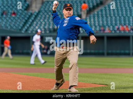 L'astronaute de la NASA et du Maryland, Terry Virts indigènes lance la première balle de cérémonie devant les Red Sox de Boston prendre sur les Orioles de Baltimore à Camden Yards de Baltimore (MD), le lundi 14 septembre 2015. Virts passer 199 jours à bord de la Station spatiale internationale à partir de novembre 2014 à juin 2015 dans le cadre des expéditions 42 et 43, qui sert en tant que commandant d'expédition 43. Crédit photo : NASA/Joel Kowsky) Terry Virts Premier astronaute Orioles Pitch (AC201509140019) Banque D'Images