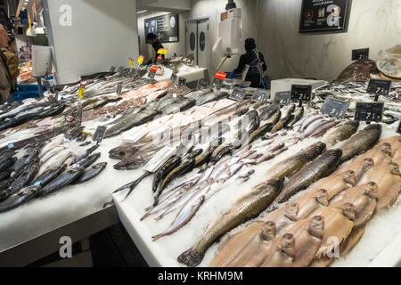 Sélection de poissons frais sur la glace dans un supermarché Espagnol Banque D'Images