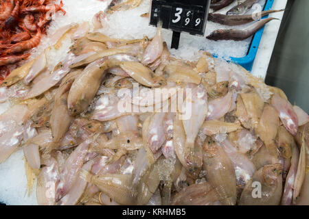 Petit poisson frais sur la glace dans un supermarché Espagnol Banque D'Images